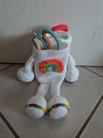 Ich habe es innen noch mit einer Pappschachtel stabilisiert