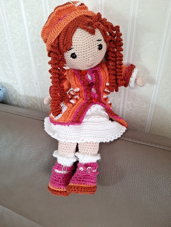 Ein niedliches Püppchen, das habe ich wechselseitig gehäkelt und gestrickt. Anregung von Fotos.