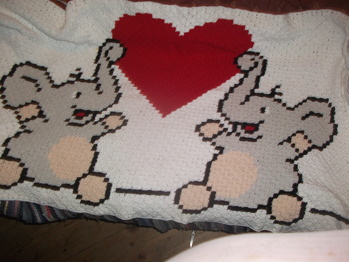 Das Häkeln der Elefantendecke hat Spass gemacht. Gegenüber der Vorlage von Crochet Perfekt habe ich einige Änderungen vorgenommen.
Viele Grüße von
Sigrid