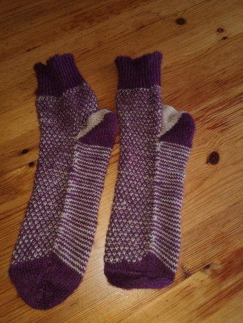 Wieder ein paar Socken fertig.
GumGum Socken - Muster Broken Seed