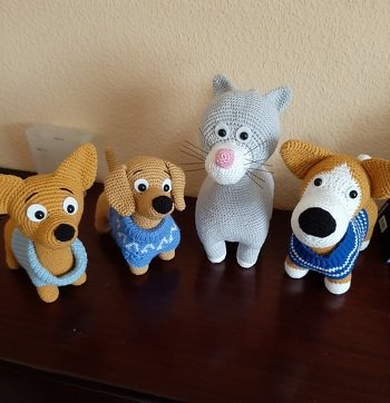 Hallo die anleitungen habe ich von Mommy Platterns.
alles gut beschrieben, es hat mir viel spaß gemacht.