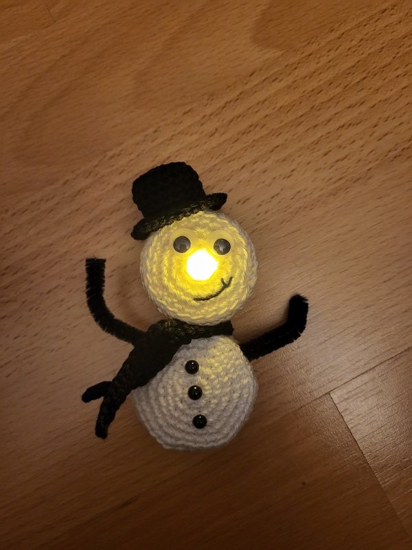 Leuchtschneemann Snowy Häkelanleitung