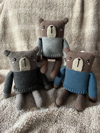 Benny der Bär wurde geklont.
Ich bin so begeistert von diesem Bär, dass ich in Massenproduktion gegangen bin.
Super tolle Anleitung und wirklich einfach zu häkeln.
Die Anleitung gibt’s hier und ist von Frieda-Wollknäuel.