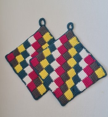 Ich habe die Topflappen nach einer Anleitung von 'ursulapetra' gearbeitet.
Das häkeln hat mir so Spaß gemacht!
Die Rückseite habe ich einfarbig gemacht und den Rand nur mit festen Maschen umhäkelt. Das gefällt mir persönlich besser.
Vielen Dank für diese tolle Anleitung❣️