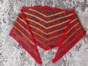 Flaches Dreiecktuch im Moss-Stitch aus Sockenwolle und Alize Kid Mohair.