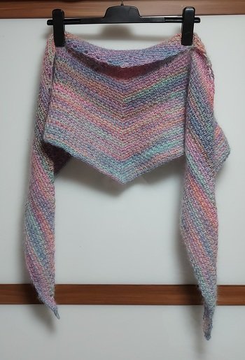 Flaches Dreiecktuch im Moss-Stitch aus Sockenwolle und Resten von Drops Kid Silk.