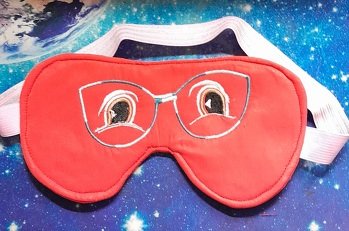 hab mir ne neue Schlafmaske gemacht, die Datei hab ich gestern digitalisiert und heute gestickt, den schrägen Blick habe ich absichtlich so erstellt, denn so gefällt es mir um Längen besser :-)))))