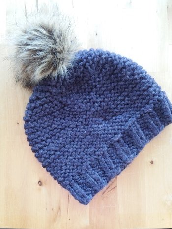 Mütze kraus rechts mit Fellimitat Bommel (nur damit es keine Missverständnisse gibt 😊)