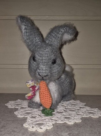 Hase Fluffi, Anleitung von Maria_Sarandindou
Habe mit bravo softy gehäkelt und die Wolle gebürstet.