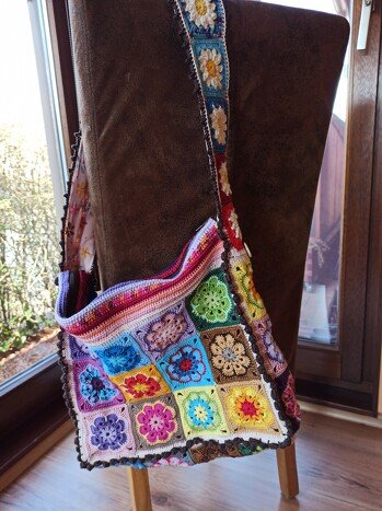 Meine Tasche aus African Flowers. Ideal zum auf brauchen von Wollresten.