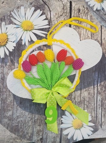 Sehr schöne Anleitung, gut nachzuarbeiten. Meine Mutter war an ihrem 97. Geburtstag auch begeistert. Habe etwas mehr  Tulpen gehäkelt und einen dickeren Kunststoffring gewählt. Fand das Ergebnis sehr schön.