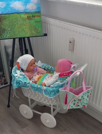 Meine neueste Errungenschaft von der lieben Ina, ist diese hübsche Kindertasche, oder auch für Ostern. Nun hängt sie erst mal am Puppenwagen, und kann sie jeden Tag bestaunen. Danke liebe Ina