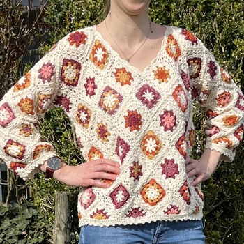 Oma Goodness Top nach der Anleitung von @littlegoldennook❤️
Bin begeistert vom Ergebnis. Die Häkelei hat viel Spaß gemacht, ein Größenanpassung des Layouts an die persönlichen Maße war - wie bei Grannys oft - eine Herausforderung 😂. Aber jetzt sieht es top aus.
Bei Interesse mehr Info auf Insta unter @gabyshandarbeitsideen. Gerne reinschauen.