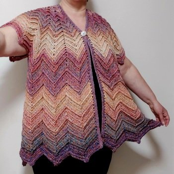 Aus Bobbelgarn mit Goldlurex als Beilauffaden gehäkelter Cardigan nach der Anleitung 