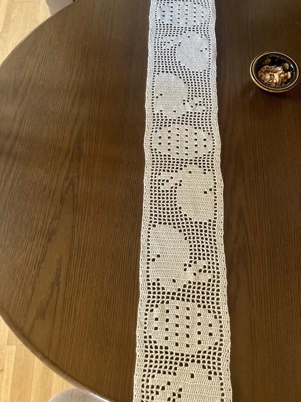 Häkelanleitung für Tischband mit Ostermotiv