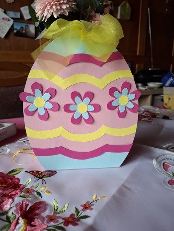 Noch schnell eine Osterverpackung gebastelt.
Die Anleitung ist gut geschrieben und die Bilder sind hilfreich