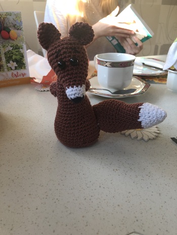 Hat sehr gut geklappt die Anleitung. Ist absolut auch für leicht geübte Anfänger geeignet. Mein Enkel ist begeistert und findet ihn wegen seines schuldbewussten Gesichtsausdruck sehr niedlich. 🦊