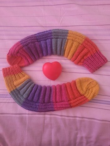 Ich stricke auch leidenschaftlich,  das sind meine Bananensocken.
Super einfach und schnell zu stricken, da keine Ferse gestrickt wird.