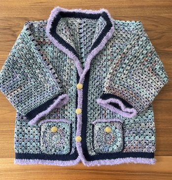 Hier ein Hexagonjäckchen mit schmalen Ärmeln nach Der Häkelanleitung von Petra Perle.