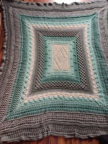 ich liebe diese Decke. Man sollte sie wirklich einmmal komplett duchgearbeitet haben, finde ich. Das Ergebnis spricht für sich...