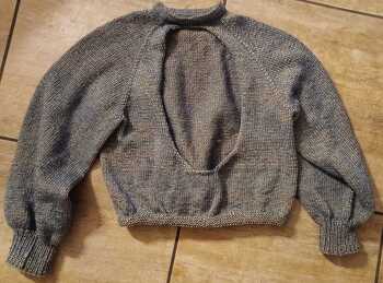 Rückenfreier Pullover für die Tochter