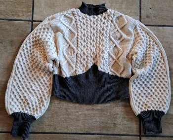 Corsage-Pullover.
Auf Wunsch der Tochter nach einer Bildvorlage gestrickt.