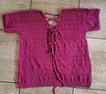 Sommer-Pullover für Mama.
Anregung für das Geburtstagsgeschenk war ein gekaufter Pullover von einer Bekannten, der meiner Mama sehr gefallen hat.