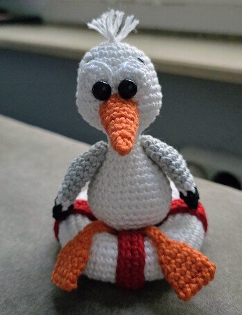 Der Finn hat Babys bekommen, 1 ist gerade  geschlüpft, die Anleitung ist von Roli Woolies 😍👍😀