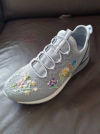 Das langweilige Grau wird von bunten Blumen aufgepeppt.