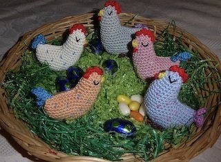 Zu Ostern gab es dieses Jahr bunte Hühnchen (nach zwergerlstrick). Das graue durfte bei mir bleiben.