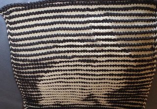 Nach zwei Illusionsschäfchen und drei Katzen nun auch noch ein Hase! Leider lassen sie sich kaum fotografieren!