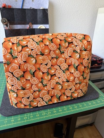 Da sie nun ja immer draußen stehen bleiben kann, hat meine Nähmaschine ein Staubschutz-Mützchen bekommen.