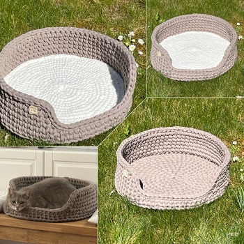 Schöner Katzenkorb aus Ropegarn 9mm und kuscheligem Inlet.
Die Anleitung ist von @leomaxi-crochet. Allerdings habe ich den Holzboden durch einen gehäkelten Boden ersetzt, damit der Korb waschbar ist. Das Inlet ist aus Chenillegarn gehäkelt,
Der 🐈 gefällts und ihrer Besitzerin auch.