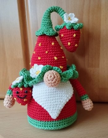 Ein supersüßer Erdbeerwichtel ist dank der guten Anleitung entstanden.