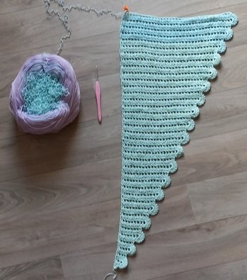 die AL ist von hier, und fernsehtauglich.
Habe vor 2 Tagen angefangen, und es macht so einen Spaß. Danke für diese AL.
Häkel mit einem Bobbel von traumgarne.