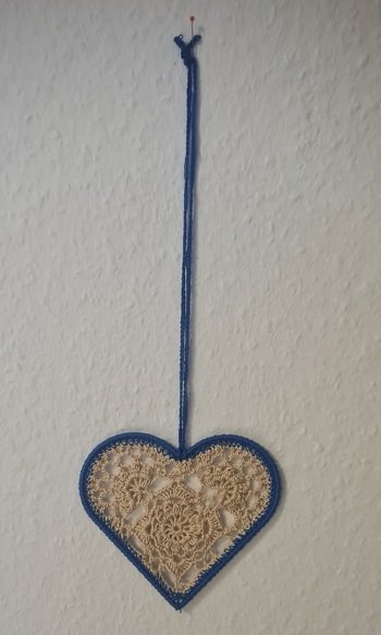 Hier mal ein kleines Zwischenspiel:
Metallherz umwickelt mit Baumwolle,dann ein gehäkeltes Herz eingenäht und mit einem Anhänger versehen und Schwubs , ist ein Fensterhänger entstanden😁