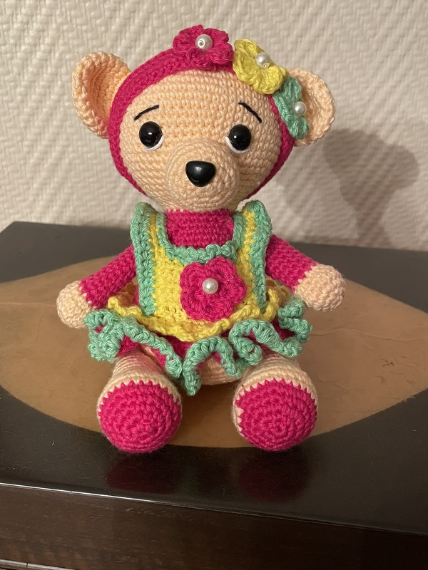 Bärenmädchen im Blüten Kleid mit Haarband