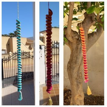 Hängt in meinem Feriendomizil in Spanien, war sehr einfach zu häkeln uns nrine Reste sind aufgebraucht. Bei Wind wunderbar zu beobachten eie sich alles dreht.