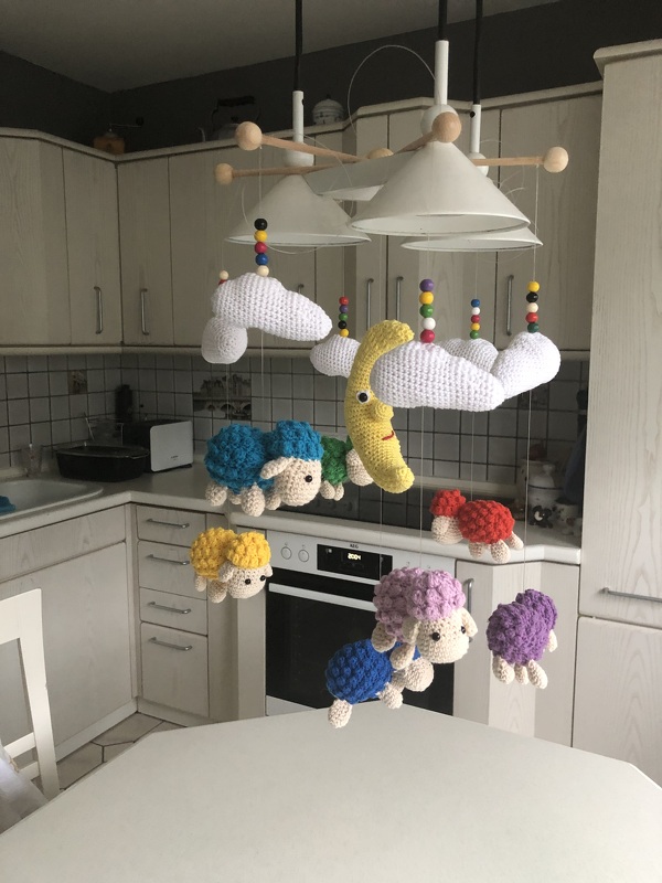 Baby-Mobile 'Flöckchen' - bunte Schäfchen und Wolken häkeln