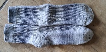 Neues Sockenmuster für das große Kind ausprobiert.
Korkenzieher-Muster, verstärkte Shadow-Wrap-Bumerang-Ferse und verstärkte Fußspitze.