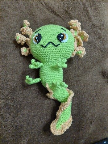 Es hat Spaß gemacht das Axolotl als Auftrag für meinen Enkel zu arbeiten.
Innerhalb 3 Tagen á ein paar Stunden war ich fertig damit, da die Anleitung sehr gut und präzise war. Danke!