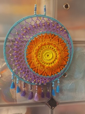 Mandala Sonne, Mond und Sterne von AngiDesign.
Die Anleitung ist verständlich und mit Bildern beschrieben