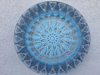 Die Häkelschrift habe ich bei Pinterest gefunden. 4 fadiger Farbverlaufsbobbel + Häkelnadel Nr. 3.
Durchmesser 70 cm.