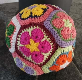 Der Klingelball, ein Geschenk für die Tochter einer lieben Kolleginn, ist endlich fertig. Gearbeitet nach einer Anleitung von Schnuckelina (https://www.crazypatterns.net/de/blog/3918/klingeball-zum-spielen-gratis-haekelanleitung).
Tolle Anleitung, hat Spaß gemacht und alles hat super geklappt. Vielen Dank.