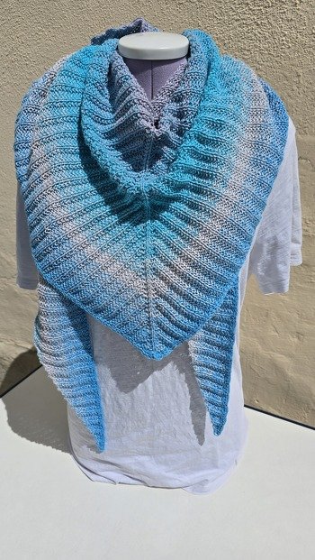 Tolle Anleitung, hab es mit 1000m Bobbel gestrickt, wurde mir aber mit 250cm zu lang. Hab dann auf ca. 800m/200g ca. 190cm aufgetrennt, dann ist es für mich perfekt.
Werde es sicher nochmal stricken, tolles Mitnehm/Fernseh-Projekt, da sich das Muster gut einprägt bzw. man nach ner weile auch sieht wo man ist bzw. wie man weitermachen muss. Konnte gut nach Strickschrift arbeiten.
Susanne