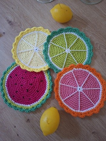 ...fruchtige Glasuntersetzer 🍋🍉🥝🍋‍🟩,
Mit viel Spaß schnell gehäkelt.