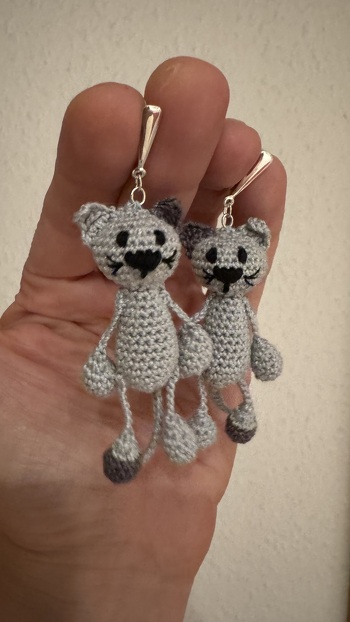 Die Anleitung ist super! Ich habe die Katzen mit sehr dünner Wolle (280m/50g) gehäkelt und daraus Ohrringe gemacht, eine Goldschmiedin hat mir die Aufhängung gemacht. Die sehen sehr lustig aus, vor allem, wenn sie sich bewegen.