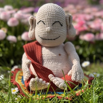 Ich liebe den kleinen Buddha 🥰. Dazu hat er noch ein gehäkeltes Mandala als Teppich bekommen. Die Anleitung ist sehr gut und verständlich, ich habe nur die Füße etwas anders gemacht, weil ich kleine knubbelige Zehen haben wollte.