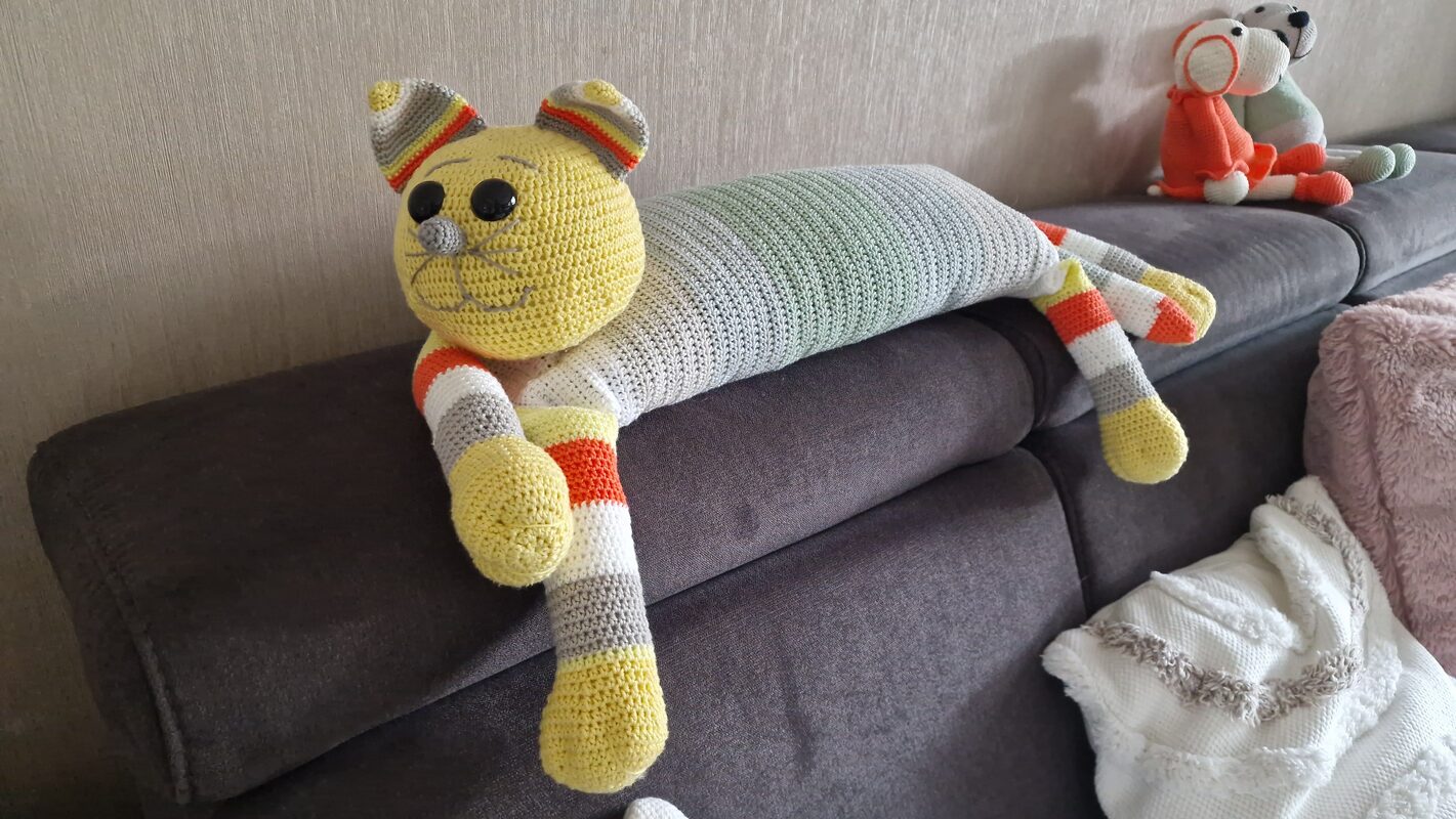 Häkelanleitung Kuschelkissen Regenbogenkatze