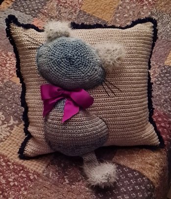 Das Kissen war ruck zuck fertig. Mein Kissen ist 40×40 cm. Dafür habe ich einfach dickere Wolle verwendet (doppelt Garn)